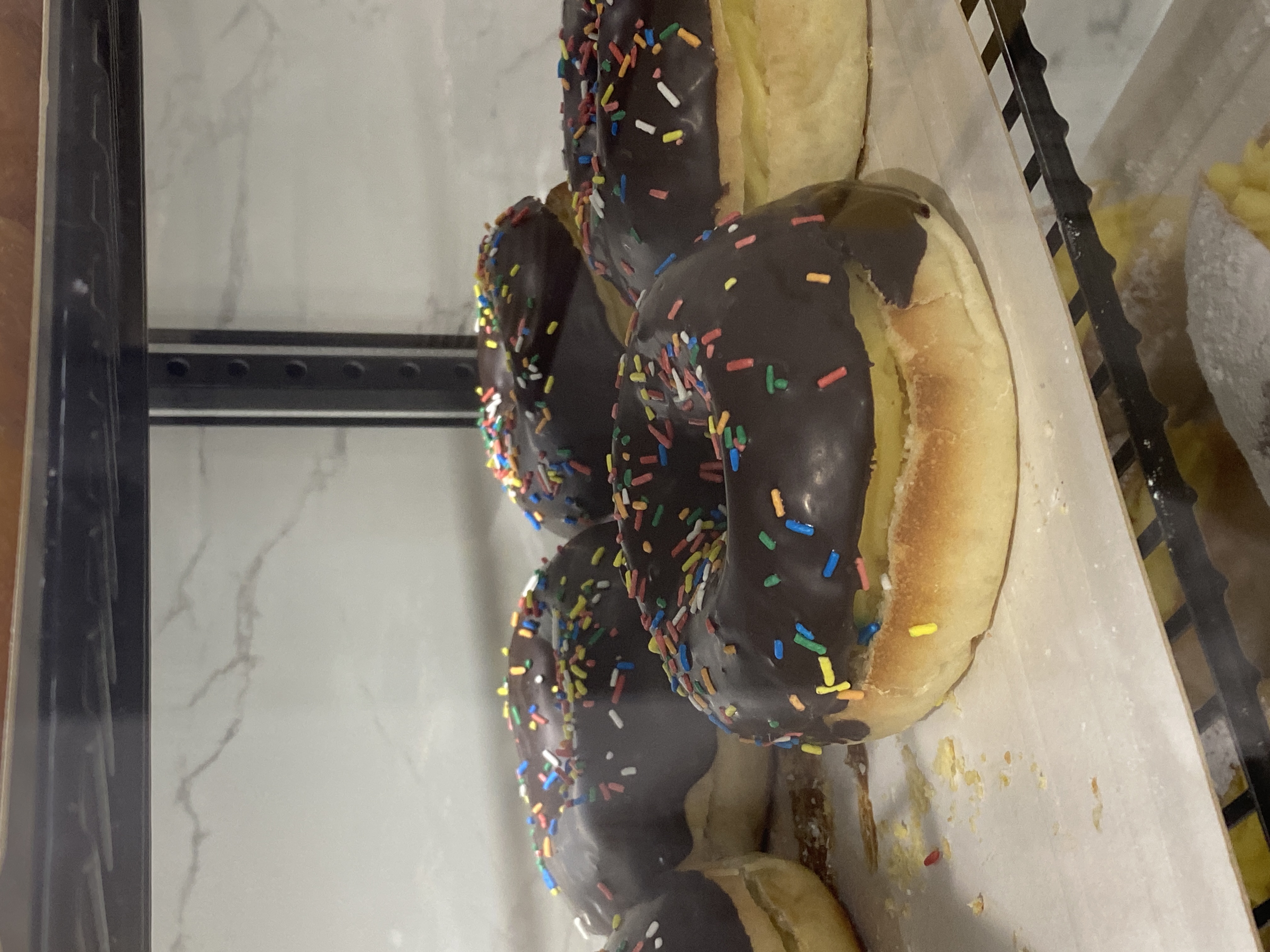 Donut Dona chocolate rellena crema pastelera